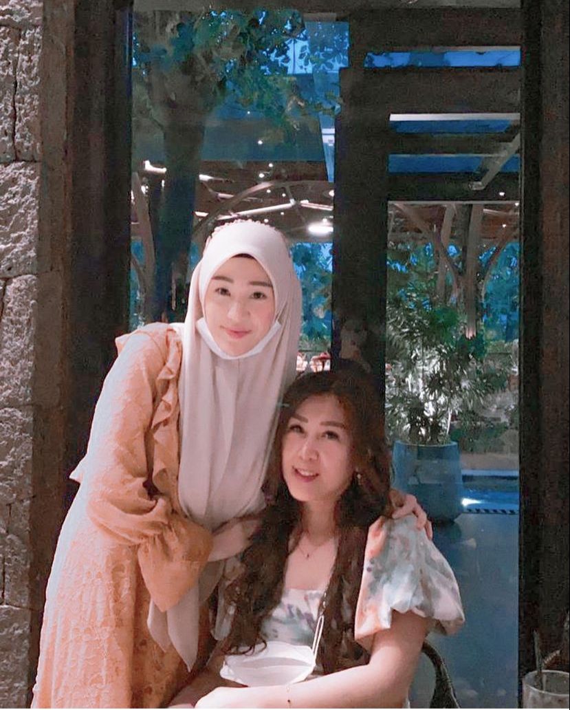 Larissa Chou dan Julie Tan Sang Ibunda Larissa Chou dan Julie Tan Sang Ibunda