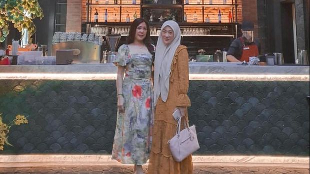 Larissa Chou dan Julie Tan Sang Ibunda