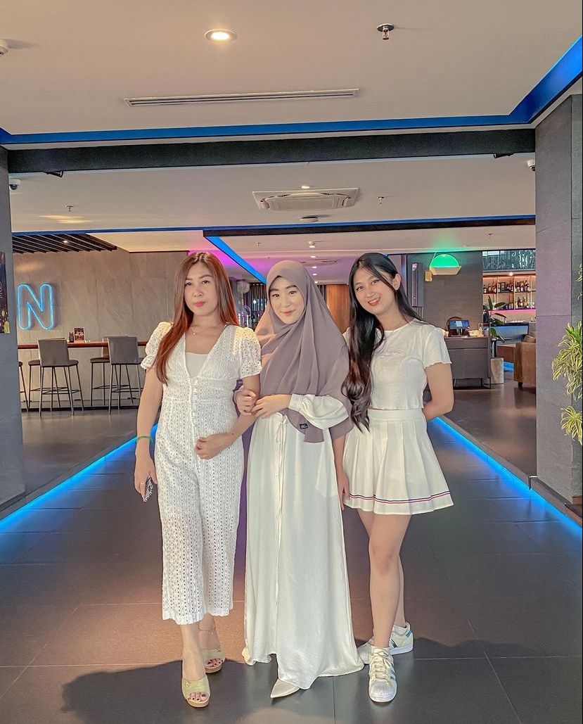Larissa Chou dan Julie Tan Sang Ibunda Larissa Chou dan Julie Tan Sang Ibunda