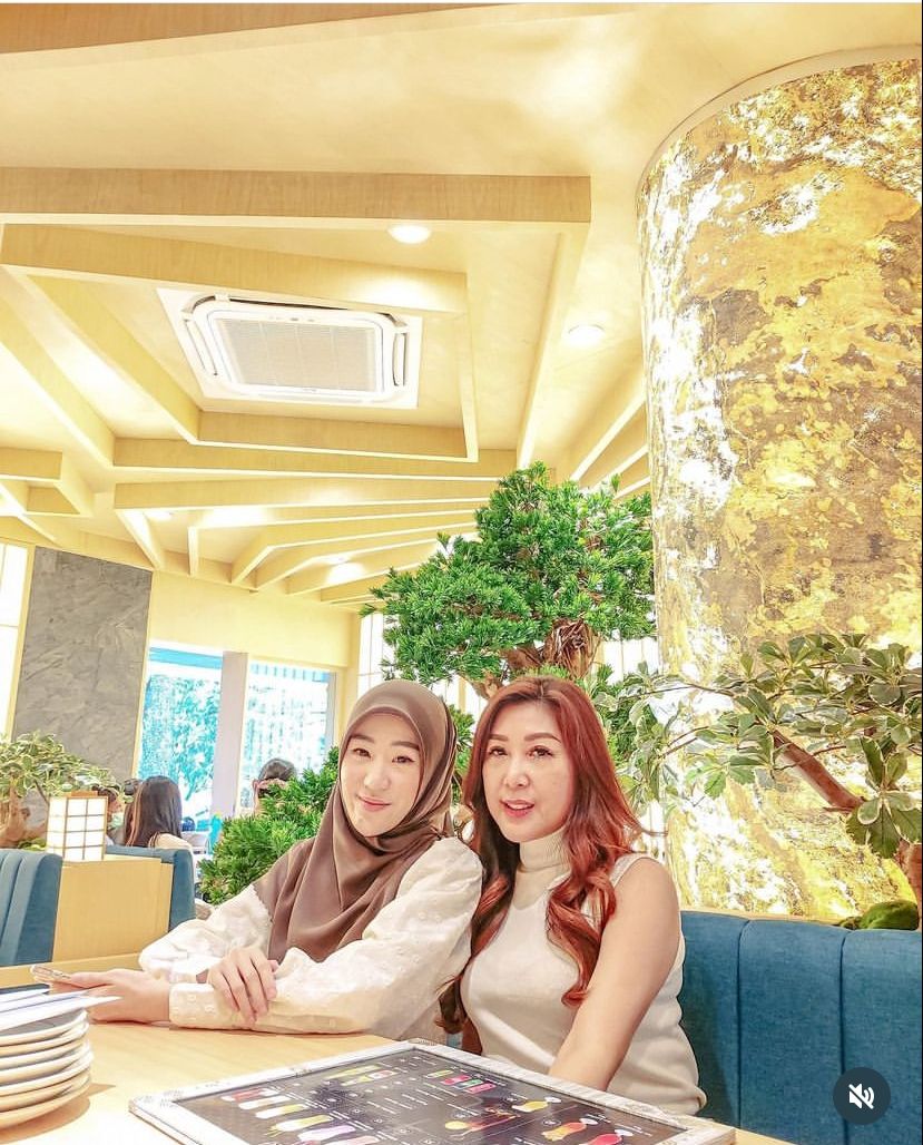 Larissa Chou dan Julie Tan Sang Ibunda Larissa Chou dan Julie Tan Sang Ibunda