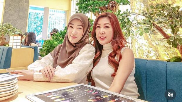 Larissa Chou dan Julie Tan Sang Ibunda