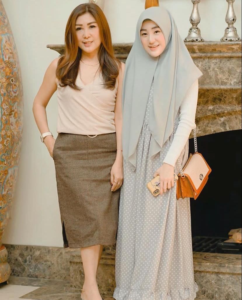 Larissa Chou dan Julie Tan Sang Ibunda Larissa Chou dan Julie Tan Sang Ibunda