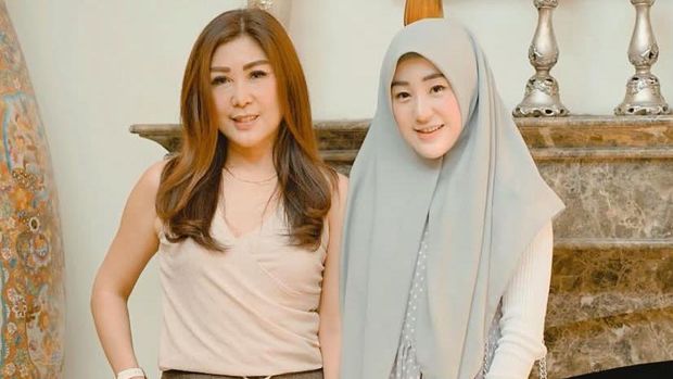 Larissa Chou dan Julie Tan Sang Ibunda