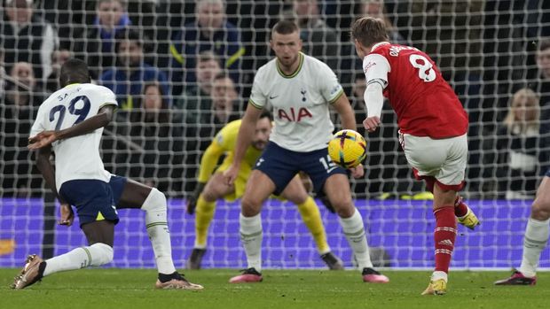 Arsenal's Martin Odegaard makes an attempt to score during the English Premier League soccer match between Tottenham Hotspur and Arsenal at the Tottenham Hotspur Stadium in London, England, Sunday, Jan. 15, 2023. (AP Photo/Frank Augstein)