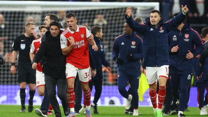 Soccer Football - Premier League - Tottenham Hotspur v Arsenal - Tottenham Hotspur Stadium, London, Britain - January 15, 2023 Arsenal manager Mikel Arteta,  Granit Xhaka and Gabriel Martinelli celebrate after the match Action Images via Reuters/Paul Childs EDITORIAL USE ONLY. No use with unauthorized audio, video, data, fixture lists, club/league logos or live services. Online in-match use limited to 75 images, no video emulation. No use in betting, games or single club /league/player publications.  Please contact your account representative for further details.