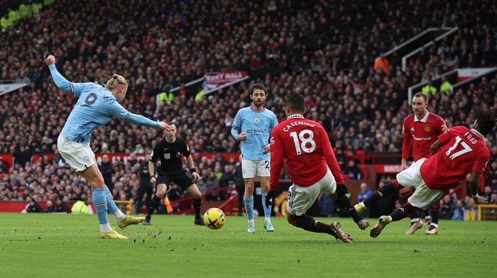 Soccer Football - Premier League - Manchester United v Manchester City - Old Trafford, Manchester, Britain - January 14, 2023 Manchester Uniteds Casemiro blocks a shot from Manchester Citys Erling Braut Haaland REUTERS/Phil Noble EDITORIAL USE ONLY. No use with unauthorized audio, video, data, fixture lists, club/league logos or live services. Online in-match use limited to 75 images, no video emulation. No use in betting, games or single club /league/player publications.  Please contact your account representative for further details.