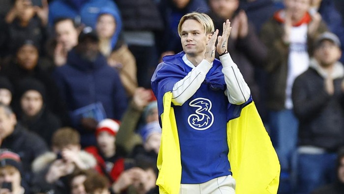 Soccer Football - Premier League - Chelsea v Crystal Palace - Stamford Bridge, London, Britain - January 15, 2023 Chelseas new signing Mykhailo Mudryk applauds fans at half time Action Images via REUTERS/Peter Cziborra EDITORIAL USE ONLY. No use with unauthorized audio, video, data, fixture lists, club/league logos or live services. Online in-match use limited to 75 images, no video emulation. No use in betting, games or single club /league/player publications.  Please contact your account representative for further details.