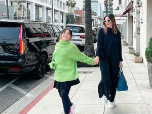 7 Gaya Stylish Nia Ramadhani & Mikhayla Bakrie di Amerika, Kompak Bak Bestie