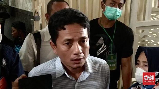 Pendamping Hukum Tim Gabungan Aremania (TGA) menyebut, persidangan Tragedi Kanjuruhan di Pengadilan Negeri (PN) Surabaya, adalah peradilan sesat, karena menyimpan sejumhlah kejanggalan.Hal itu diutarakan Pendamping Hukum Korban sekaligus Sekjen Federasi KontraS, Andy Irfan. Salah satu yang janggal ialah, jaksa yang hanya mendakwa tiga polisi terdakwa Tragedi Kanjuruhan dengan pasal 359 KUHP.