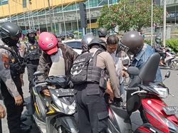 Bundaran Waru Disekat Saat Sidang Kanjuruhan, 3 Kendaraan Diputarbalikkan