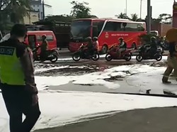 Gara-gara Tumpahan Oli, Jalanan di Jakut Dicuci Damkar Sampai Berbusa