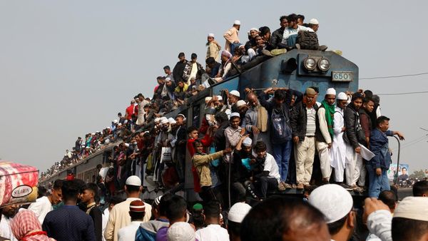 Pulang! Peserta Bishwa Ijtema Serbu Kereta Api di Bangladesh