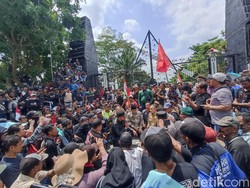 Ribuan Warga Blitar Selatan Luruk Kantor Pemkab Tuntut Pembangunan Merata