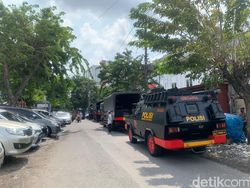 5 Rantis dan Polisi Bersenjata Gas Air Mata Siaga Jelang Sidang Kanjuruhan