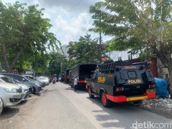 5 Rantis dan Polisi Bersenjata Gas Air Mata Siaga Jelang Sidang Kanjuruhan