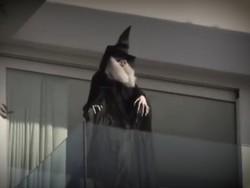 Shakira Pajang Patung Nenek Sihir ke Arah Rumah Gerard Pique