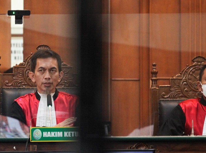 Sejumlah terdakwa dihadirkan secara daring saat sidang kasus tragedi Stadion Kanjuruhan Malang di Pengadilan Negeri Surabaya, Jawa Timur, Senin (16/1/2023). Sidang dengan agenda pembacaan dakwaan untuk lima terdakwa itu digelar secara daring.