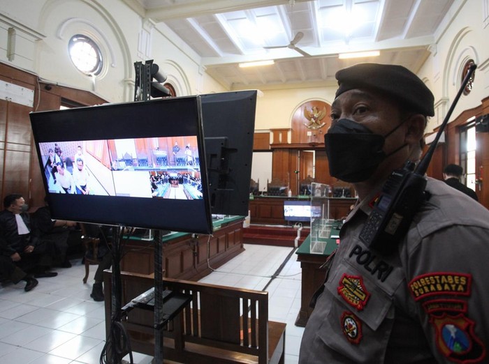 Sejumlah terdakwa dihadirkan secara daring saat sidang kasus tragedi Stadion Kanjuruhan Malang di Pengadilan Negeri Surabaya, Jawa Timur, Senin (16/1/2023). Sidang dengan agenda pembacaan dakwaan untuk lima terdakwa itu digelar secara daring.