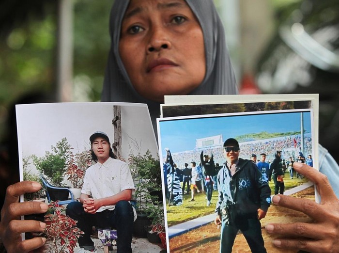 Sejumlah terdakwa dihadirkan secara daring saat sidang kasus tragedi Stadion Kanjuruhan Malang di Pengadilan Negeri Surabaya, Jawa Timur, Senin (16/1/2023). Sidang dengan agenda pembacaan dakwaan untuk lima terdakwa itu digelar secara daring.