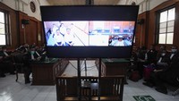 Sidang dengan agenda pembacaan dakwaan untuk lima terdakwa itu digelar secara daring.
