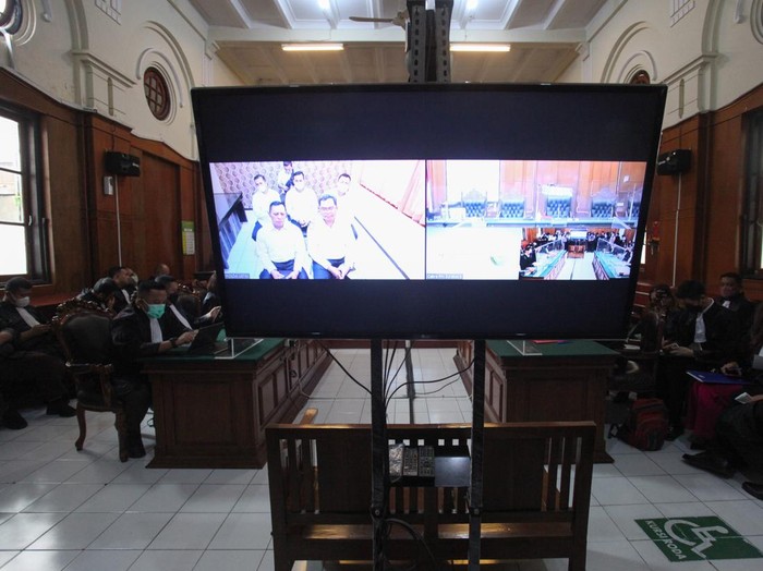 Sejumlah terdakwa dihadirkan secara daring saat sidang kasus tragedi Stadion Kanjuruhan Malang di Pengadilan Negeri Surabaya, Jawa Timur, Senin (16/1/2023). Sidang dengan agenda pembacaan dakwaan untuk lima terdakwa itu digelar secara daring.