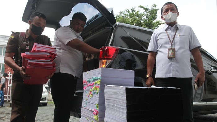 Sidang Perdana Tragedi Kanjuruhnn di Delar Secara Daring Sejumlah terdakwa dihadirkan secara daring saat sidang kasus tragedi Stadion Kanjuruhan Malang di Pengadilan Negeri Surabaya, Jawa Timur, Senin (16/1/2023). Sidang dengan agenda pembacaan dakwaan untuk lima terdakwa itu digelar secara daring.