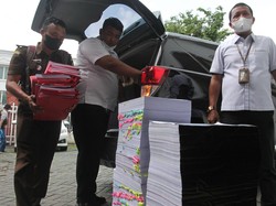 Petugas membawa berkas perkara saat sidang tragedi Kanjuruhan di Pengadilan Negeri Surabaya, Jawa Timur.