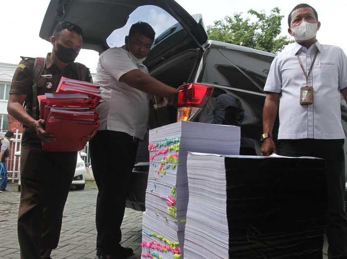 Sejumlah terdakwa dihadirkan secara daring saat sidang kasus tragedi Stadion Kanjuruhan Malang di Pengadilan Negeri Surabaya, Jawa Timur, Senin (16/1/2023). Sidang dengan agenda pembacaan dakwaan untuk lima terdakwa itu digelar secara daring.