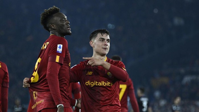 Romas Paulo Dybala, right, celebrates after scoring a second goal as he points to his teammate Tammy Abraham, left, during the Italian Serie A soccer match between AS Roma and Fiorentina, at the Olympic Stadium, in Rome, Sunday, Jan. 15, 2023. (Fabrizio Corradetti/LaPresse via AP)