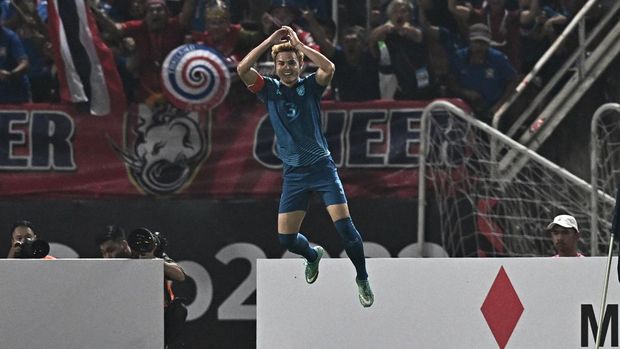 Thailand's Theerathon Bunmathan celebrates scoring during the second leg of the AFF Cup final football match between Vietnam and Thailand at Thammasat Stadium in Bangkok on January 16, 2023. (Photo by Lillian SUWANRUMPHA / AFP)