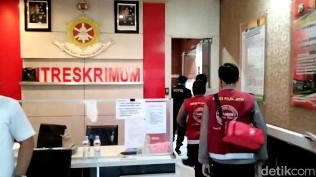 Tim Dokpol Polda Jatim hendak memeriksa kesehatan Ferry Irawan.