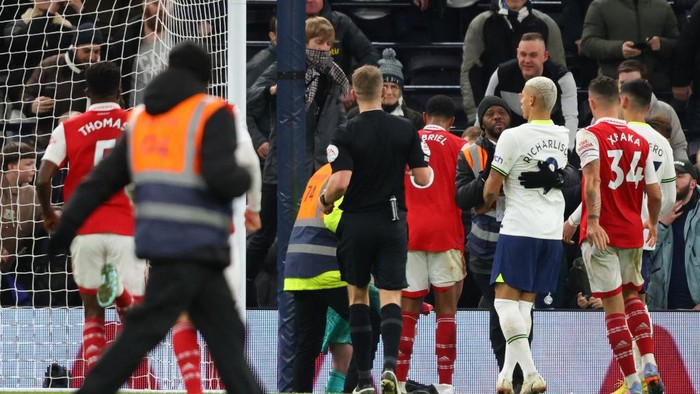 LONDON, ENGLAND - JANUARY 15:  A fan, centre left reacts toward Aaron Ramsdale (obscured) of Arsenal as Richarlison of Tottenham Hotspur looks on after the Premier League match between Tottenham Hotspur and Arsenal FC at Tottenham Hotspur Stadium on January 15, 2023 in London, United Kingdom. (Photo by Marc Atkins/Getty Images)