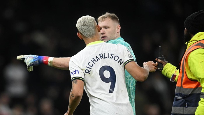 Soccer Football - Premier League - Tottenham Hotspur v Arsenal - Tottenham Hotspur Stadium, London, Britain - January 15, 2023 Tottenham Hotspur's Richarlison clashes with Arsenal's Aaron Ramsdale after the match REUTERS/Dylan Martinez EDITORIAL USE ONLY. No use with unauthorized audio, video, data, fixture lists, club/league logos or 'live' services. Online in-match use limited to 75 images, no video emulation. No use in betting, games or single club /league/player publications.  Please contact your account representative for further details.