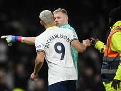 Momen panas di antara Richarlison dengan Ramsdale terjadi di laga Spurs menjamu Arsenal. Foto: REUTERS/DYLAN MARTINEZ  