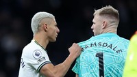 Richarlison tampak kesal dengan Ramsdale sampai menoyor kepala kiper Arsenal itu. Foto: Getty Images/Catherine Ivill