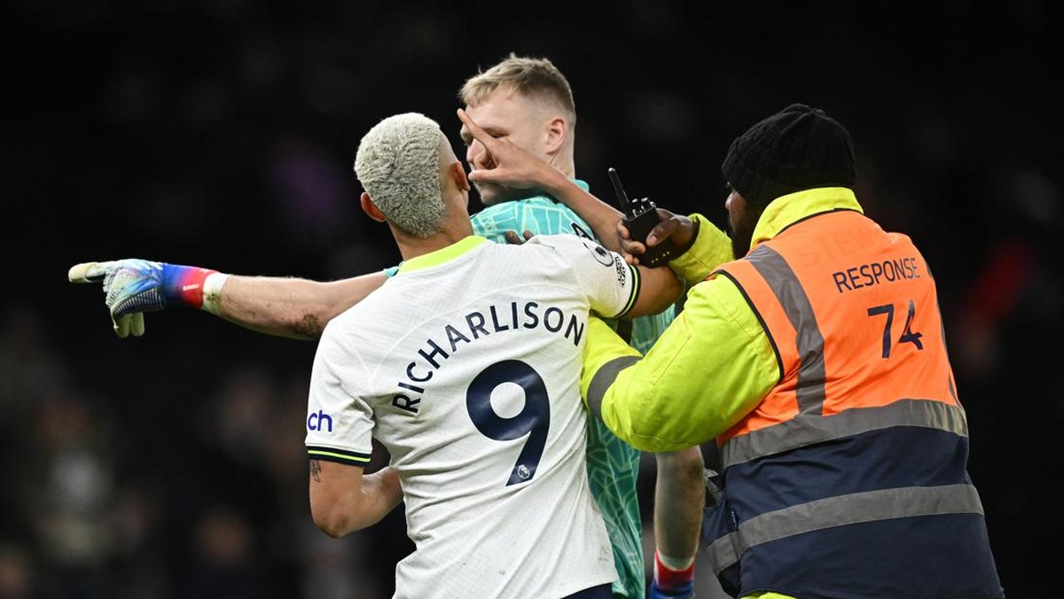 Penyerang Totteham Hotspur Richarlison kesal betul dengan kiper Arsenal Aaron Ramsdale. (Foto: REUTERS/DYLAN MARTINEZ)