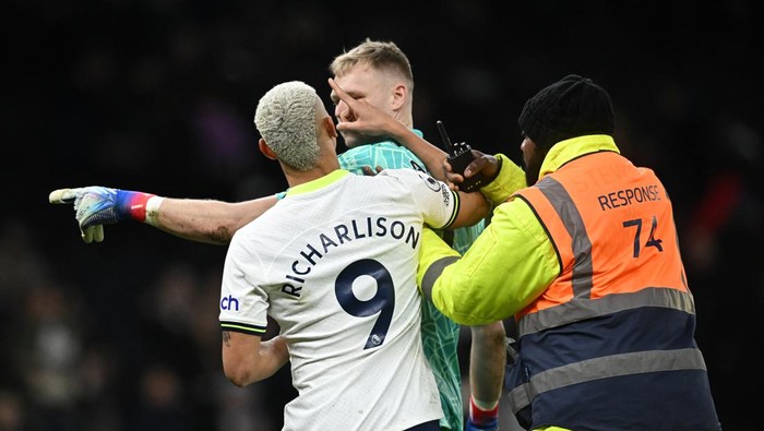 Soccer Football - Premier League - Tottenham Hotspur v Arsenal - Tottenham Hotspur Stadium, London, Britain - January 15, 2023 Tottenham Hotspurs Richarlison clashes with Arsenals Aaron Ramsdale REUTERS/Dylan Martinez EDITORIAL USE ONLY. No use with unauthorized audio, video, data, fixture lists, club/league logos or live services. Online in-match use limited to 75 images, no video emulation. No use in betting, games or single club /league/player publications.  Please contact your account representative for further details.