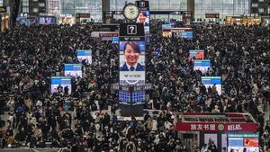 Tumpah Ruah Penumpang di Stasiun China Jelang Libur Imlek