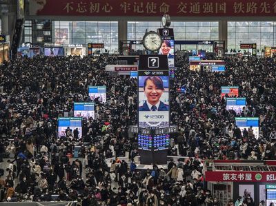 Tumpah Ruah Penumpang di Stasiun China Jelang Libur Imlek