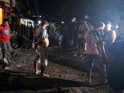Perbaiki Jalan Secara Swadaya, Warga Sukabumi Kerja Bakti hingga Malam