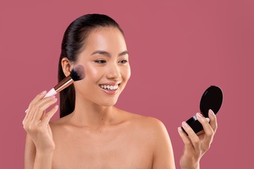 Tren Blush Stacking yang Bikin Pipi Merona Tahan Lama, Ini Cara Pakainya