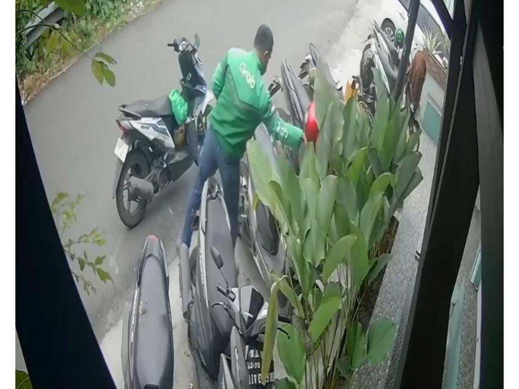 Heboh Aksi Driver Ojol di Medan Kembalikan Helm yang Dicurinya