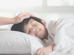Si Kecil Senyum-senyum Saat Tidur? Ini 3 Kemungkinan Penyebabnya