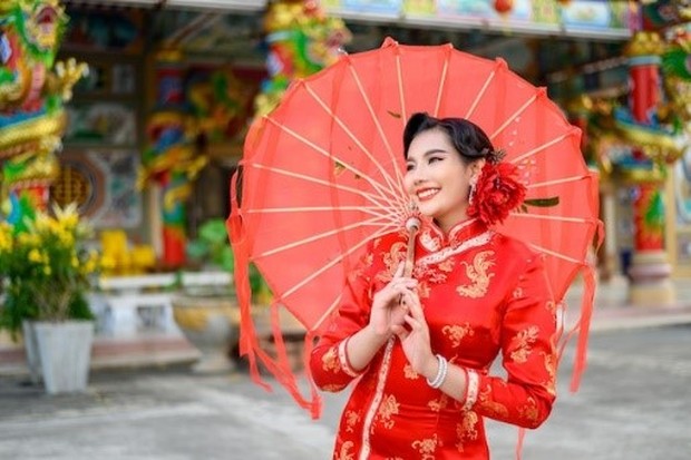 Baju Cheongsam Cheongsam merupakan pakaian yang identik dengan Imlek