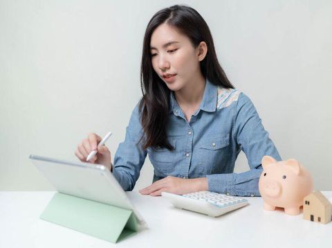 Selain pengeluaran yang telah ditentukan sebelumnya, sisihkan juga sebagian pendapatan untuk menabung.