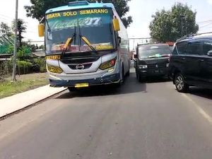 Lagi, Polisi Hadang Bus yang Lawan Arus Hindari Macet di Bypass Mojokerto Lagi, Polisi Hadang Bus yang Lawan Arus Hindari Macet di Bypass Mojokerto