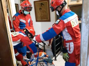 Momen Damkar Evakuasi Jenazah Seberat 185 Kg dari Rumah di Jaktim