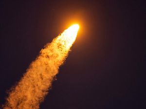 Detik-detik Roket Falcon Heavy Milik SpaceX Meluncur ke Ruang Angkasa Detik-detik Roket Falcon Heavy Milik SpaceX Meluncur ke Ruang Angkasa