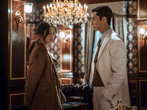 Park Seo-joon dan Han So-hee dalam drama Korea Gyeongseong Creature (2023).