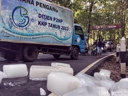 Es Balok Loncat dari Truk Bikin Pemotor Maju Zig-zag di Sukabumi